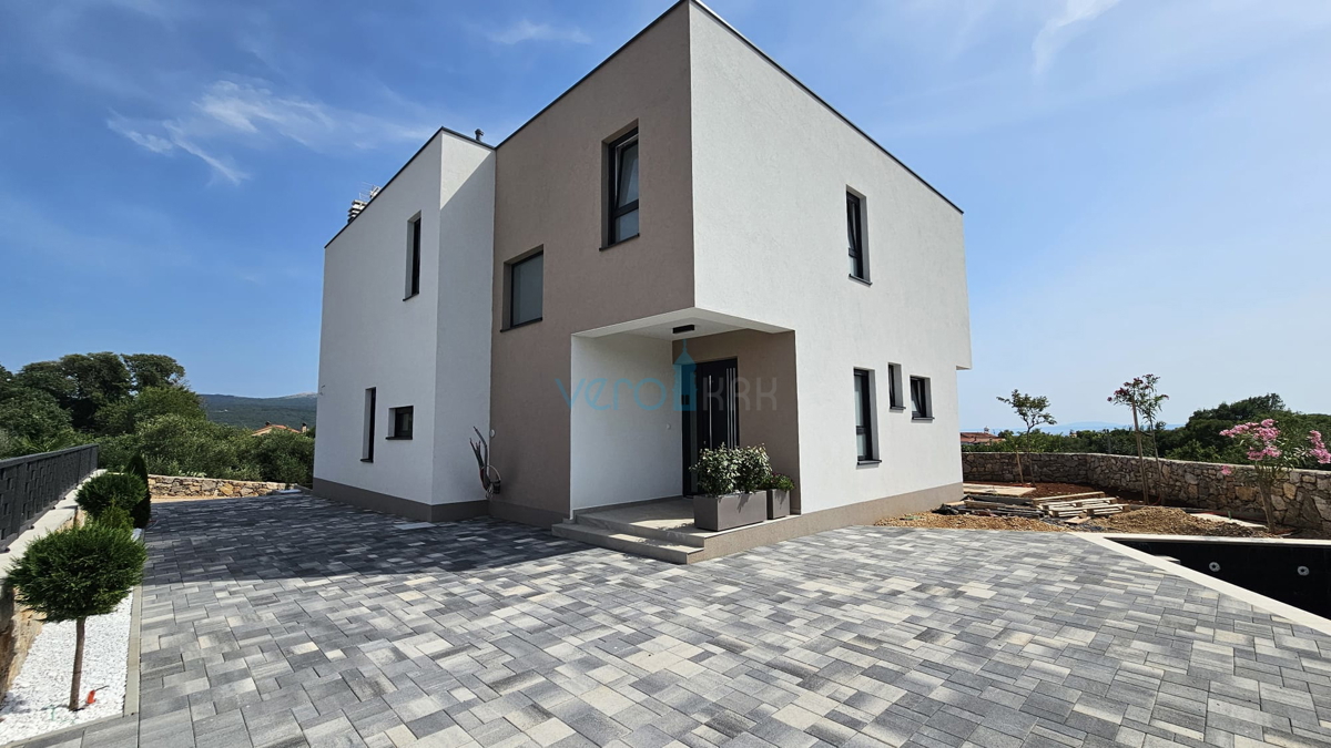 Mesto Krk, okolica, vila 200m2, bazen, odprt pogled, prodamo