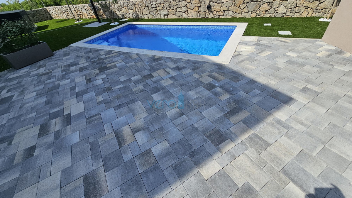 Otok Krk, mesto Krk, okolica, vila 200 m2, bazen, odprt razgled, prodaja