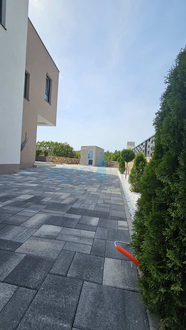 Mesto Krk, okolica, vila 200m2, bazen, odprt pogled, prodamo