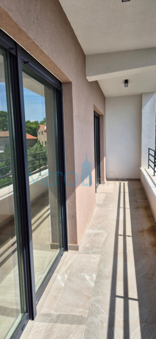 Otok Krk, mesto Krk, okolica, vila 200 m2, bazen, odprt razgled, prodaja