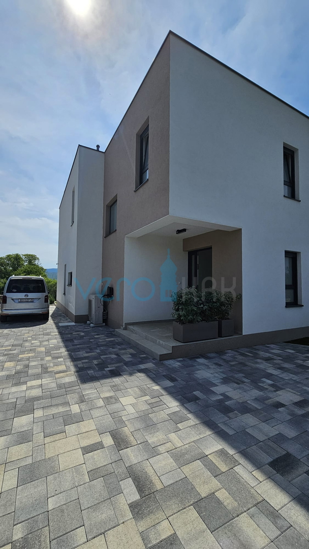 Otok Krk, mesto Krk, okolica, vila 200 m2, bazen, odprt razgled, prodaja