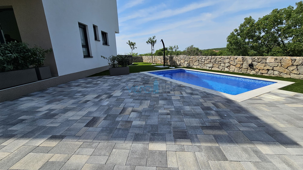 Otok Krk, mesto Krk, okolica, vila 200 m2, bazen, odprt razgled, prodaja