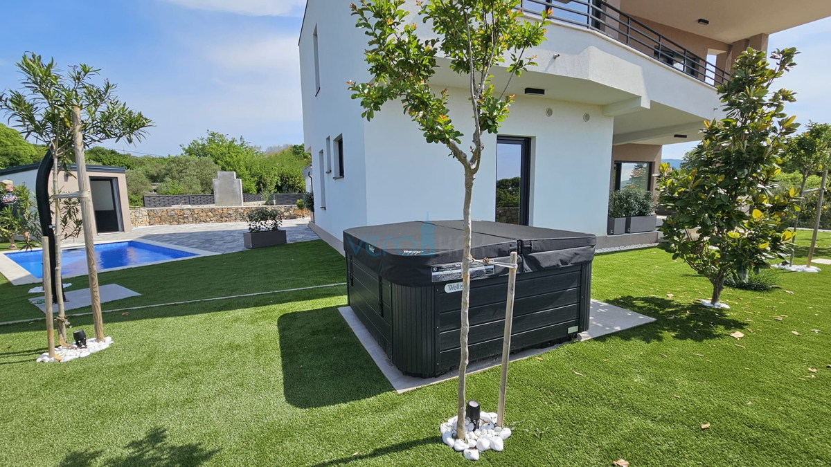 Otok Krk, mesto Krk, okolica, vila 200 m2, bazen, odprt razgled, prodaja
