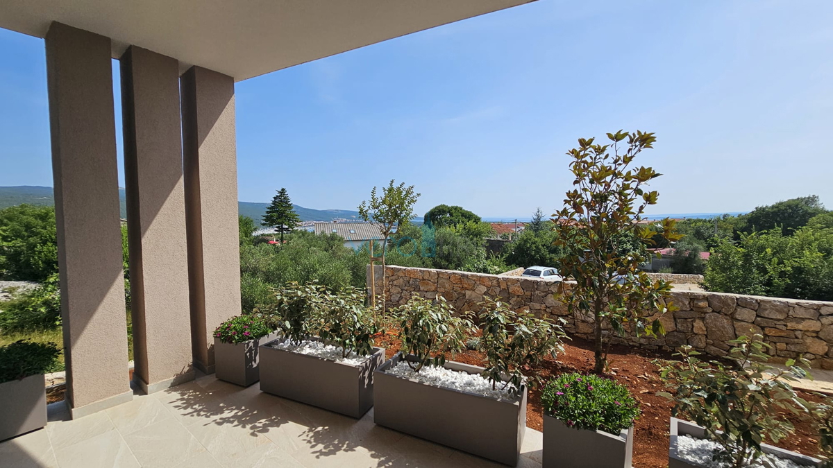 Mesto Krk, okolica, vila 200m2, bazen, odprt pogled, prodamo