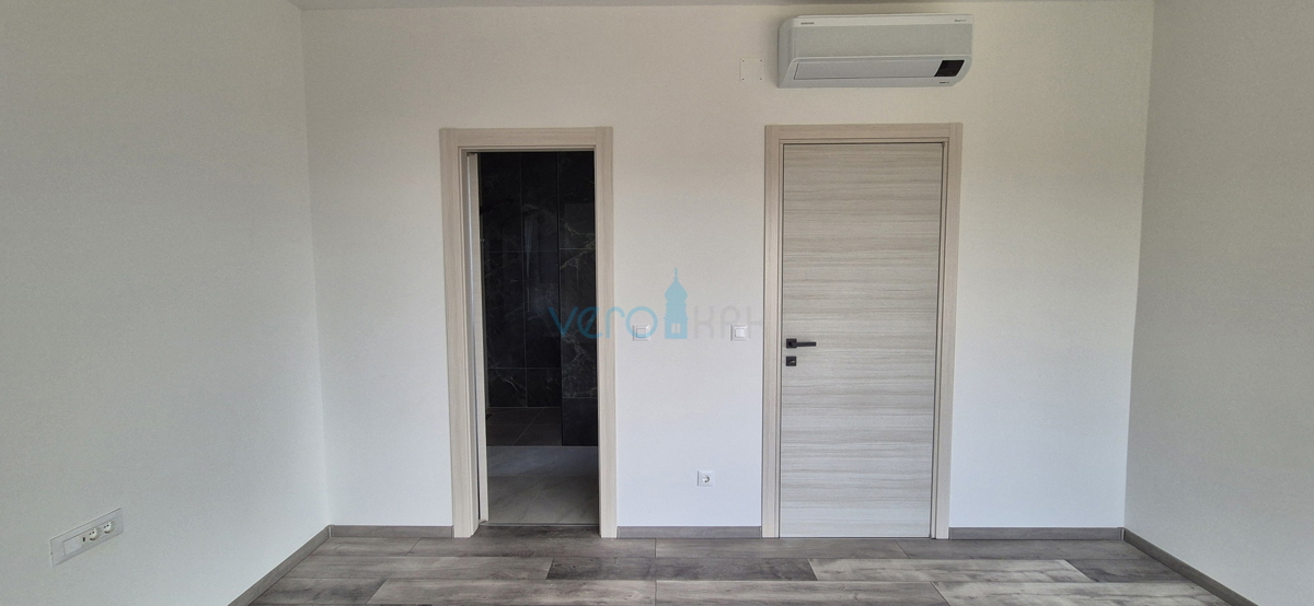 Otok Krk, mesto Krk, okolica, vila 200 m2, bazen, odprt razgled, prodaja