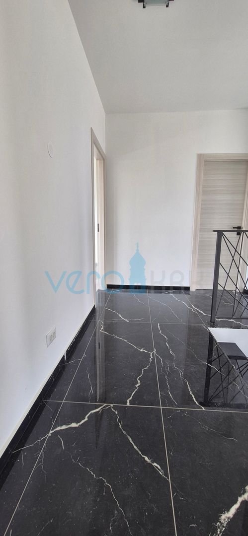 Otok Krk, mesto Krk, okolica, vila 200 m2, bazen, odprt razgled, prodaja