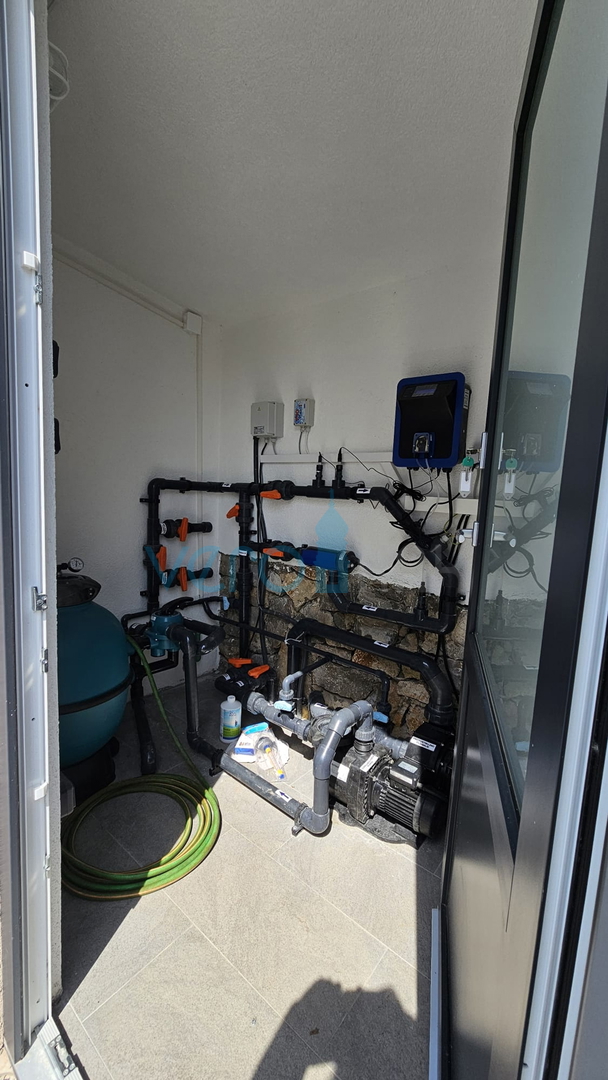 Otok Krk, mesto Krk, okolica, vila 200 m2, bazen, odprt razgled, prodaja