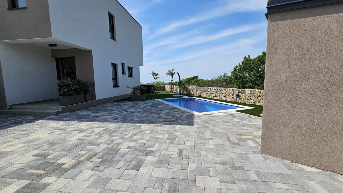 Otok Krk, mesto Krk, okolica, vila 200 m2, bazen, odprt razgled, prodaja