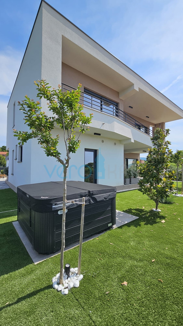 Otok Krk, mesto Krk, okolica, vila 200 m2, bazen, odprt razgled, prodaja