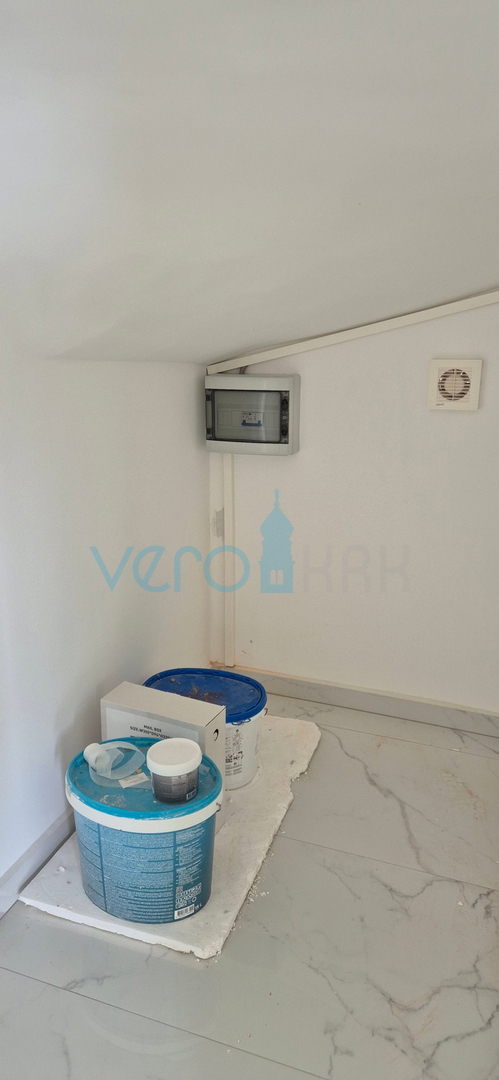 Otok Krk, mesto Krk, okolica, vila 200 m2, bazen, odprt razgled, prodaja