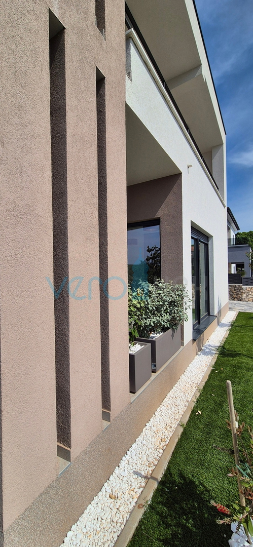 Otok Krk, mesto Krk, okolica, vila 200 m2, bazen, odprt razgled, prodaja