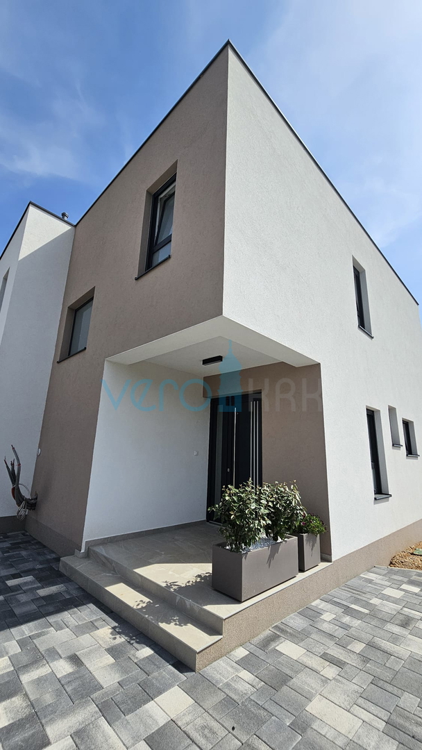 Mesto Krk, okolica, vila 200m2, bazen, odprt pogled, prodamo