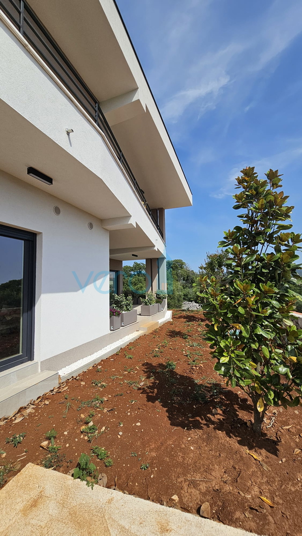 Mesto Krk, okolica, vila 200m2, bazen, odprt pogled, prodamo