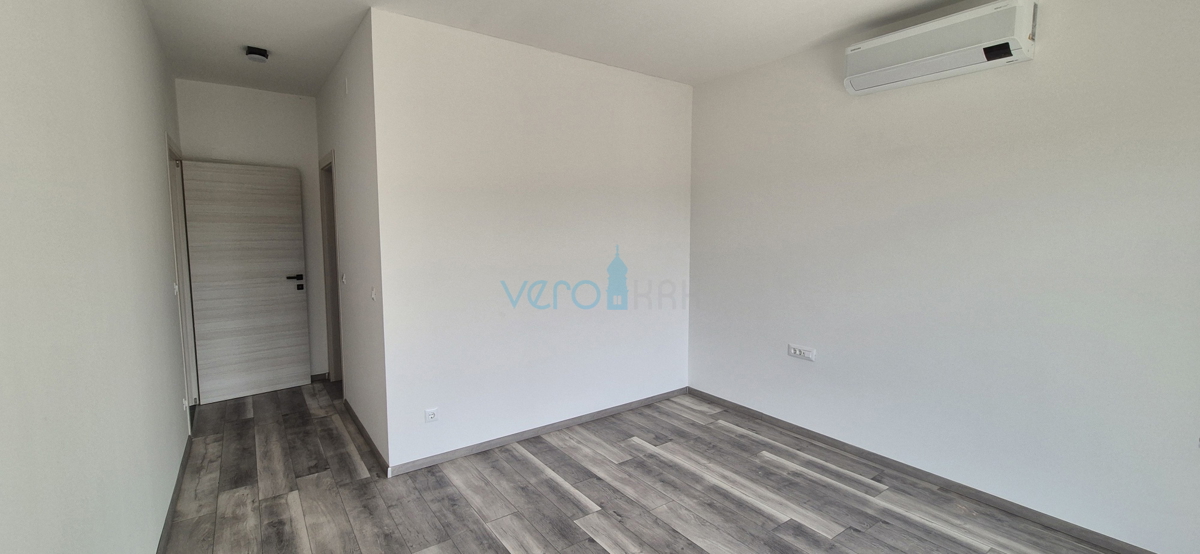 Otok Krk, mesto Krk, okolica, vila 200 m2, bazen, odprt razgled, prodaja