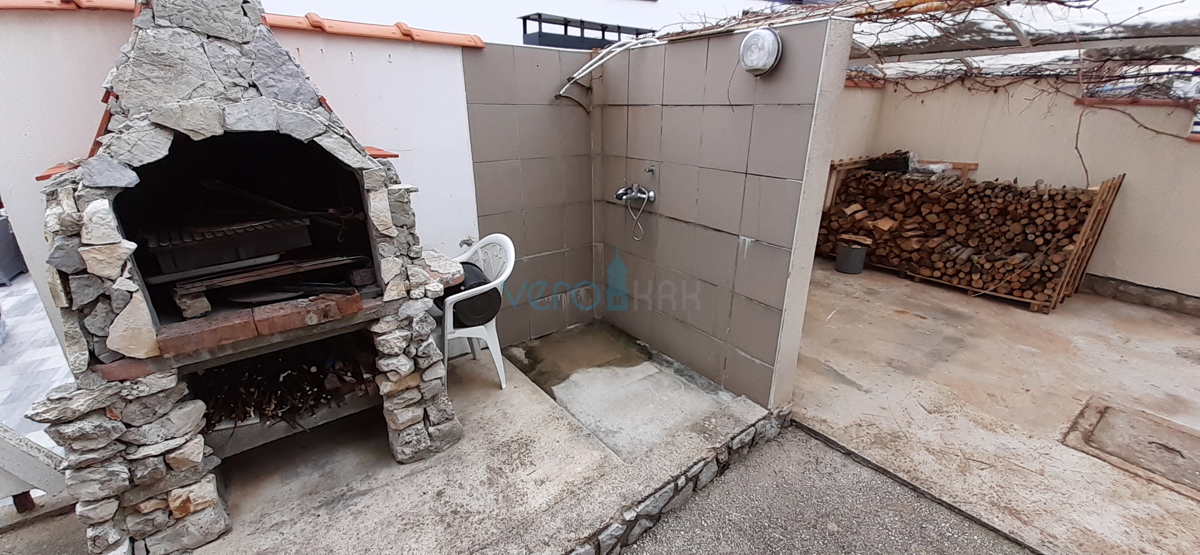 Otok Krk, mesto Krk, dvojna hiša s tremi apartmaji 400 m od morja