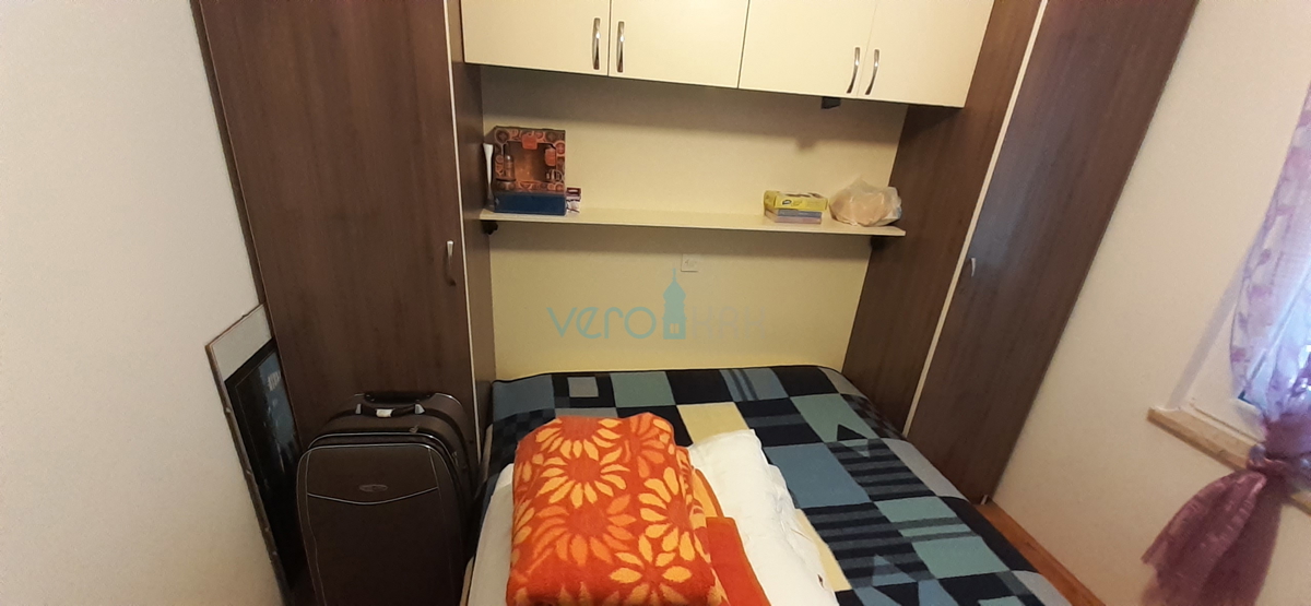 Otok Krk, mesto Krk, dvojna hiša s tremi apartmaji 400 m od morja