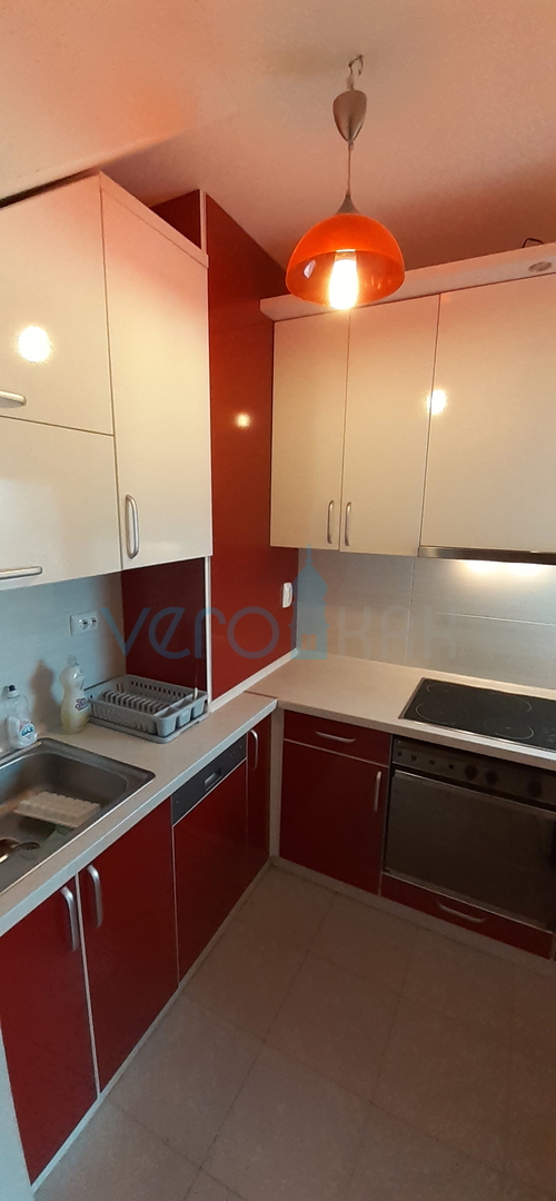 Otok Krk, mesto Krk, dvojna hiša s tremi apartmaji 400 m od morja