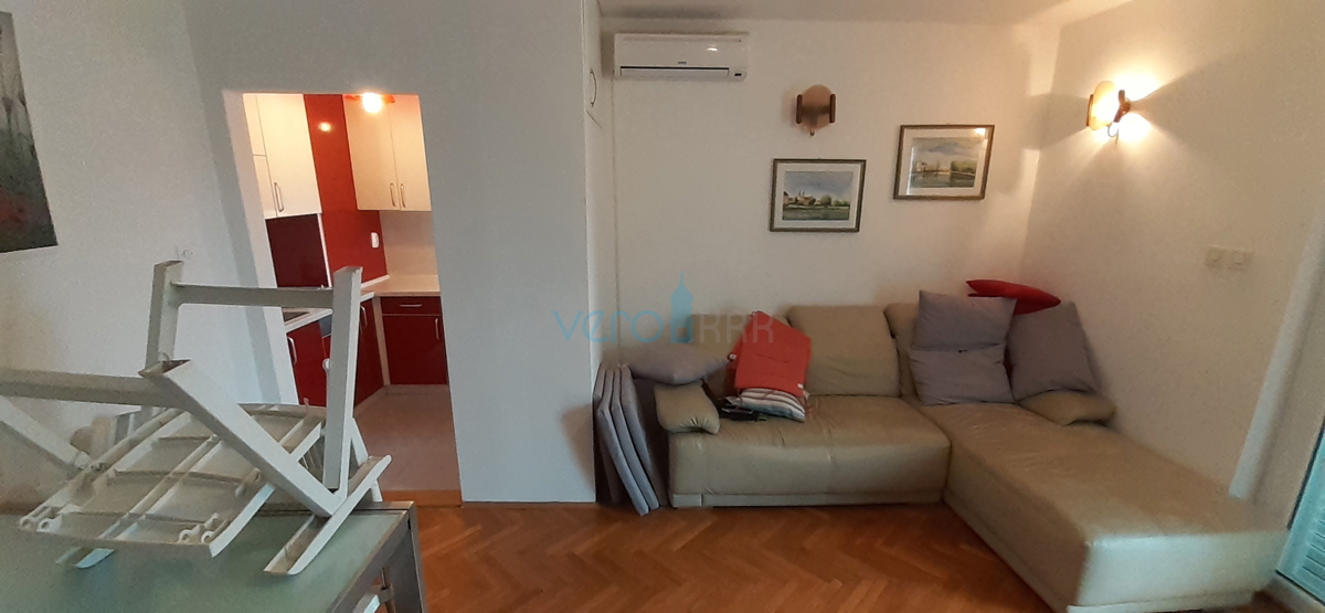 Otok Krk, mesto Krk, dvojna hiša s tremi apartmaji 400 m od morja