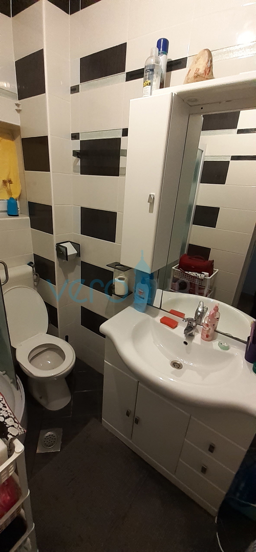 Otok Krk, mesto Krk, dvojna hiša s tremi apartmaji 400 m od morja