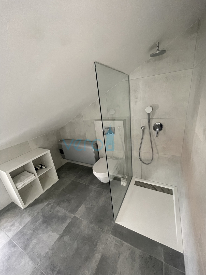 Otok Krk, mesto Krk, dvojna hiša s tremi apartmaji 400 m od morja