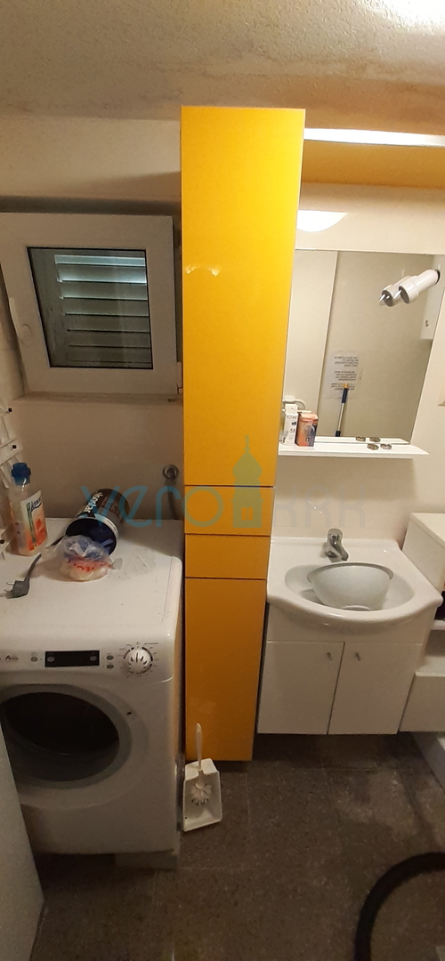 Otok Krk, mesto Krk, dvojna hiša s tremi apartmaji 400 m od morja