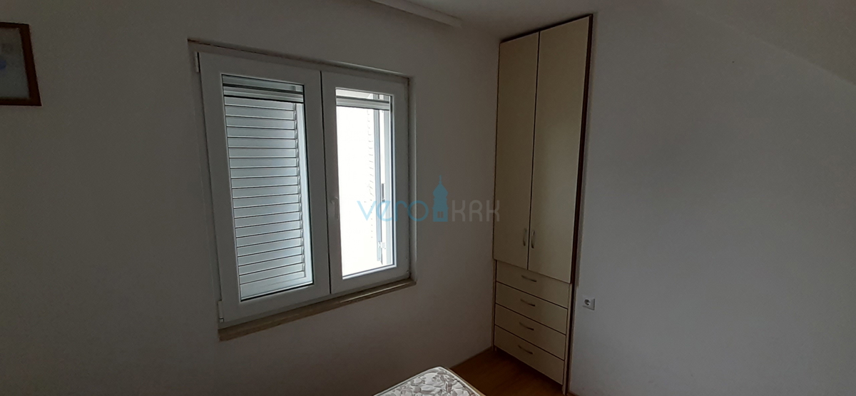 Otok Krk, mesto Krk, dvojna hiša s tremi apartmaji 400 m od morja