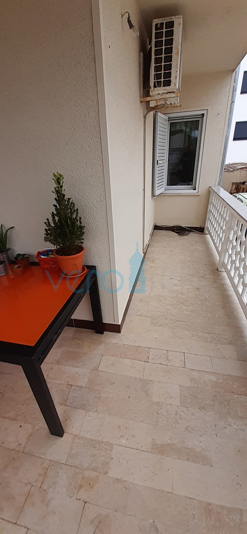 Otok Krk, mesto Krk, dvojna hiša s tremi apartmaji 400 m od morja