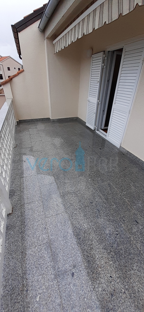 Otok Krk, mesto Krk, dvojna hiša s tremi apartmaji 400 m od morja
