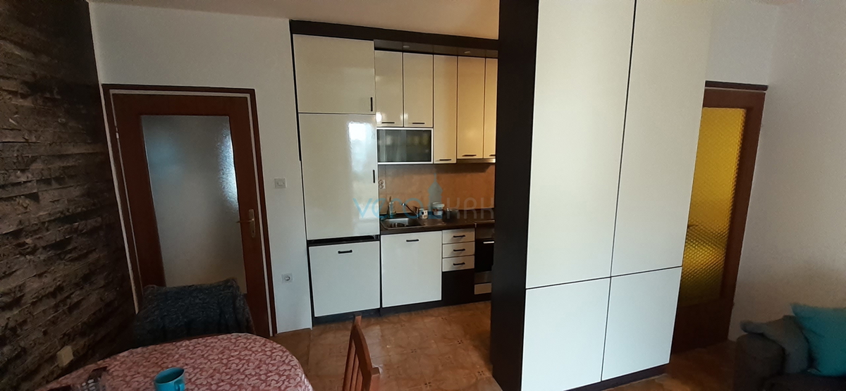 Otok Krk, mesto Krk, dvojna hiša s tremi apartmaji 400 m od morja