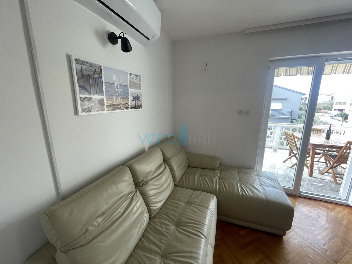 Otok Krk, mesto Krk, dvojna hiša s tremi apartmaji 400 m od morja
