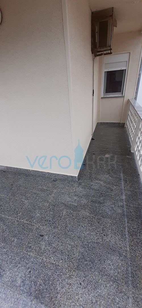 Otok Krk, mesto Krk, dvojna hiša s tremi apartmaji 400 m od morja