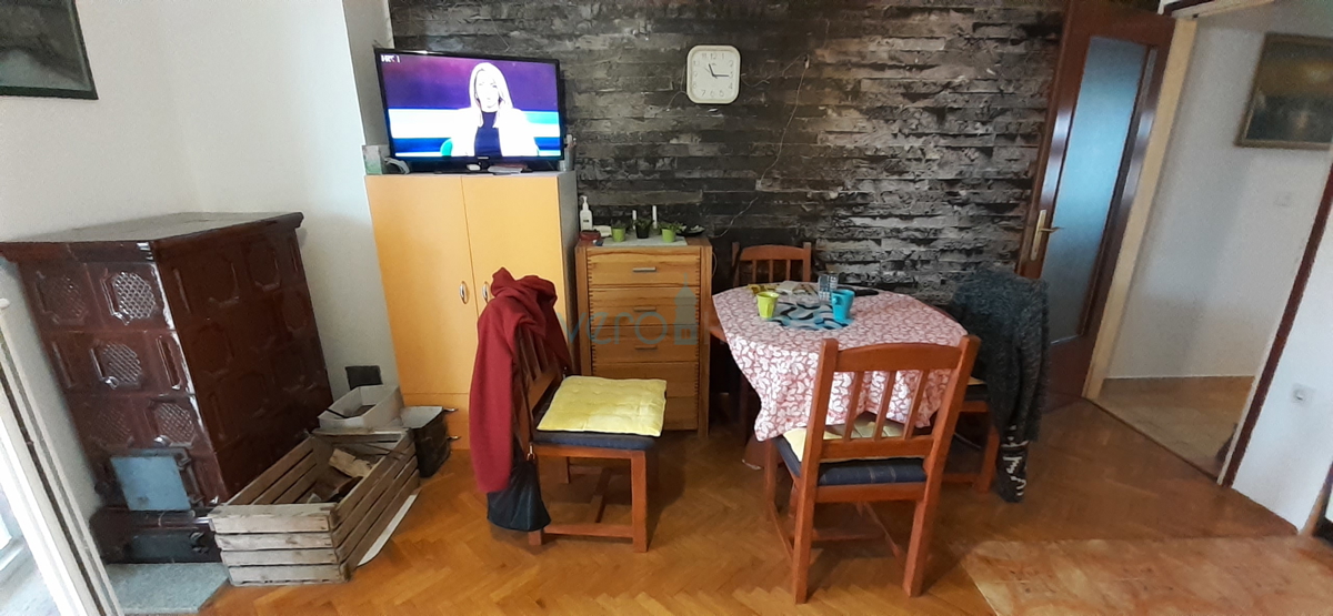 Otok Krk, mesto Krk, dvojna hiša s tremi apartmaji 400 m od morja