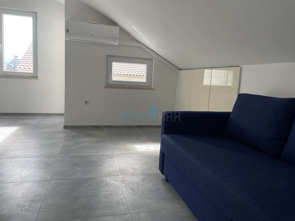 Otok Krk, mesto Krk, dvojna hiša s tremi apartmaji 400 m od morja