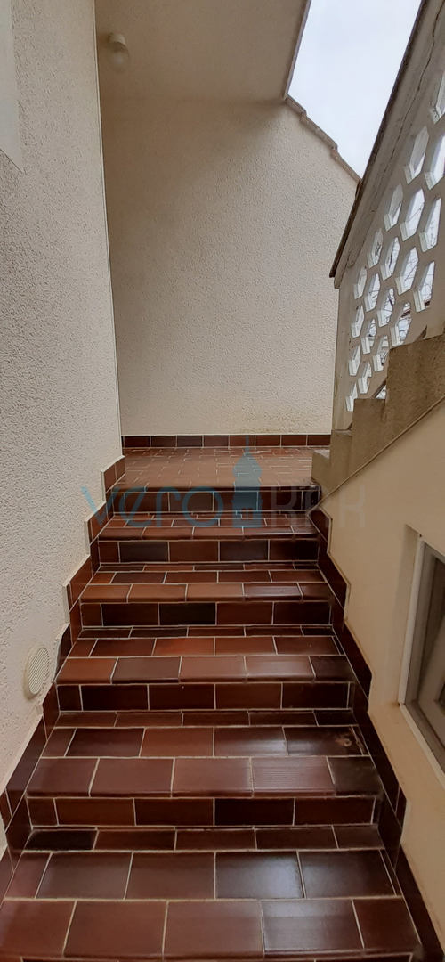 Otok Krk, mesto Krk, dvojna hiša s tremi apartmaji 400 m od morja