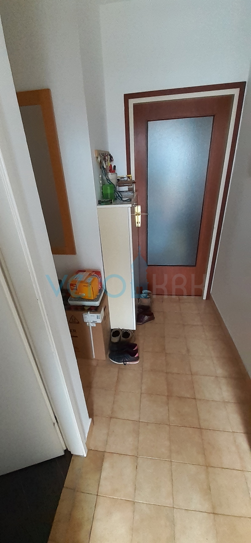 Otok Krk, mesto Krk, dvojna hiša s tremi apartmaji 400 m od morja