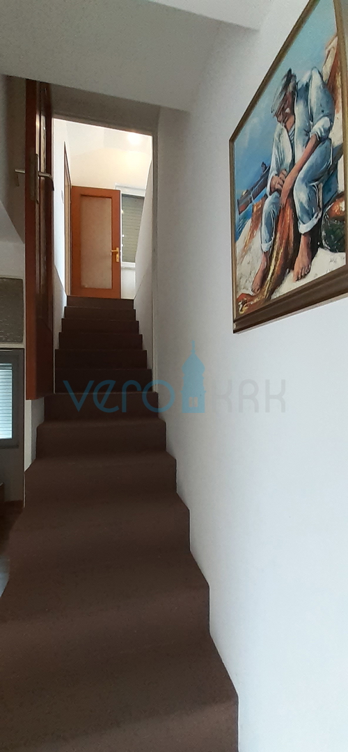 Otok Krk, mesto Krk, dvojna hiša s tremi apartmaji 400 m od morja