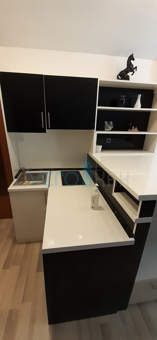 Otok Krk, mesto Krk, dvojna hiša s tremi apartmaji 400 m od morja