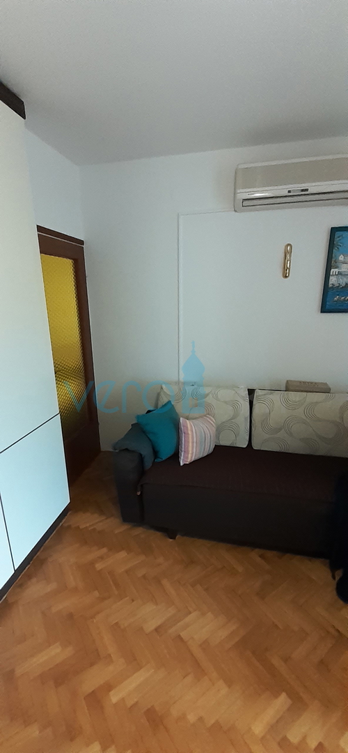 Otok Krk, mesto Krk, dvojna hiša s tremi apartmaji 400 m od morja