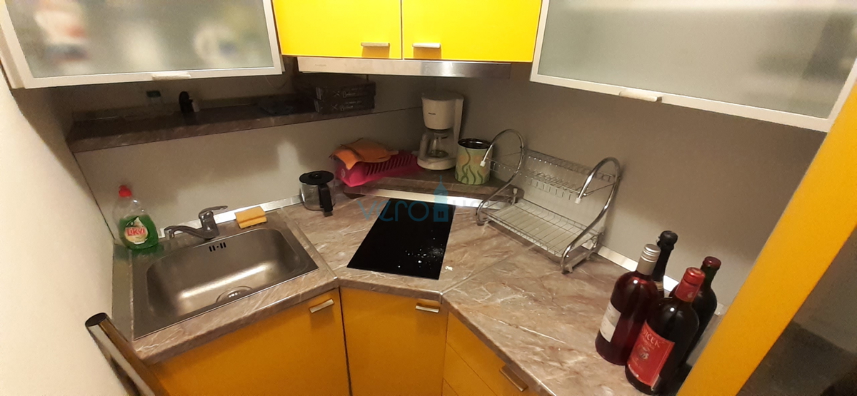 Otok Krk, mesto Krk, dvojna hiša s tremi apartmaji 400 m od morja