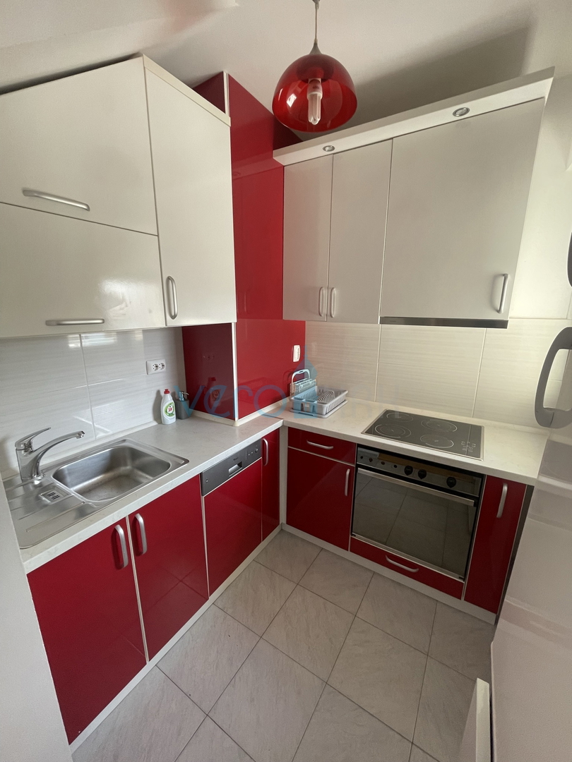 Otok Krk, mesto Krk, dvojna hiša s tremi apartmaji 400 m od morja