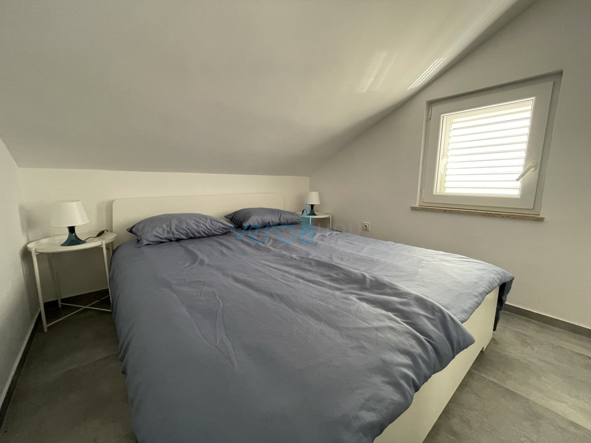 Otok Krk, mesto Krk, dvojna hiša s tremi apartmaji 400 m od morja