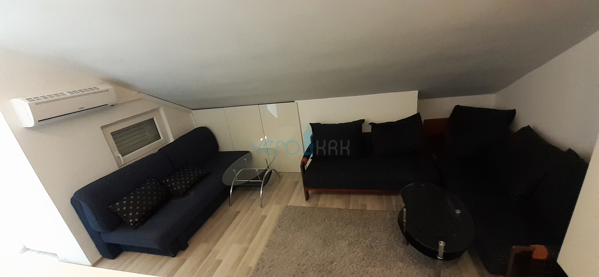 Otok Krk, mesto Krk, dvojna hiša s tremi apartmaji 400 m od morja