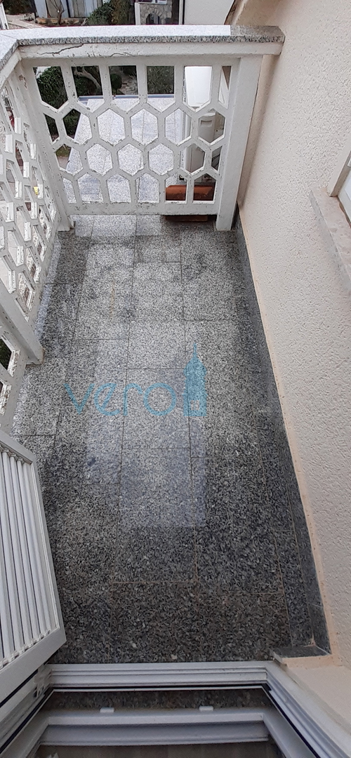 Otok Krk, mesto Krk, dvojna hiša s tremi apartmaji 400 m od morja