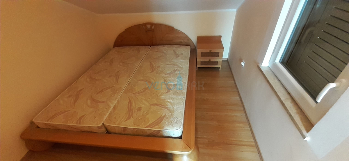 Otok Krk, mesto Krk, dvojna hiša s tremi apartmaji 400 m od morja