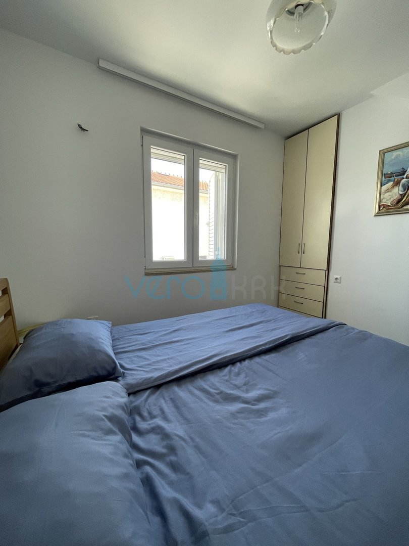 Otok Krk, mesto Krk, dvojna hiša s tremi apartmaji 400 m od morja