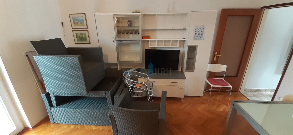 Otok Krk, mesto Krk, dvojna hiša s tremi apartmaji 400 m od morja