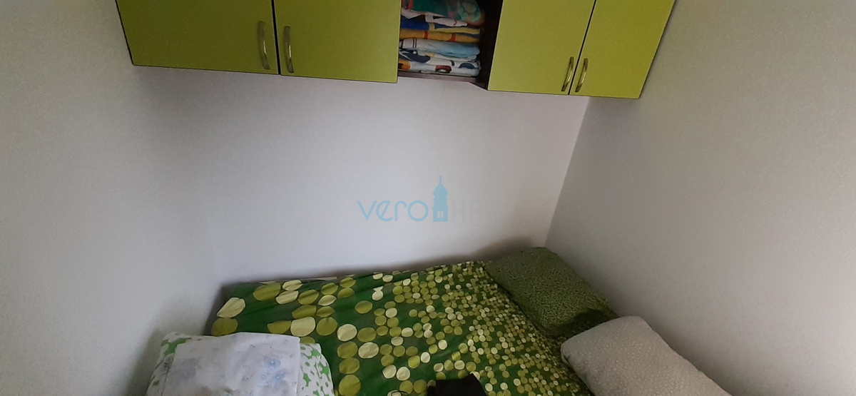Otok Krk, mesto Krk, dvojna hiša s tremi apartmaji 400 m od morja