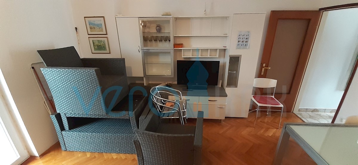 Otok Krk, mesto Krk, dvojna hiša s tremi apartmaji 400m od morja