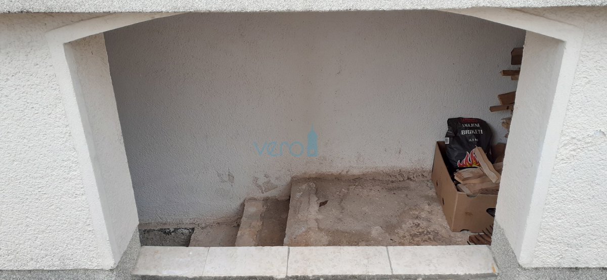Otok Krk, mesto Krk, dvojna hiša s tremi apartmaji 400 m od morja