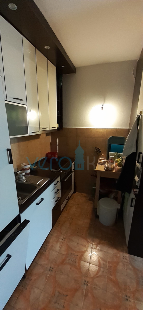 Otok Krk, mesto Krk, dvojna hiša s tremi apartmaji 400 m od morja
